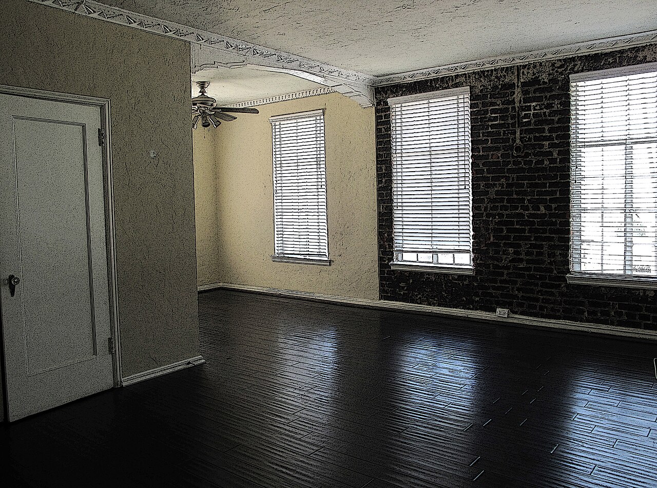 The same living room empty, before staging